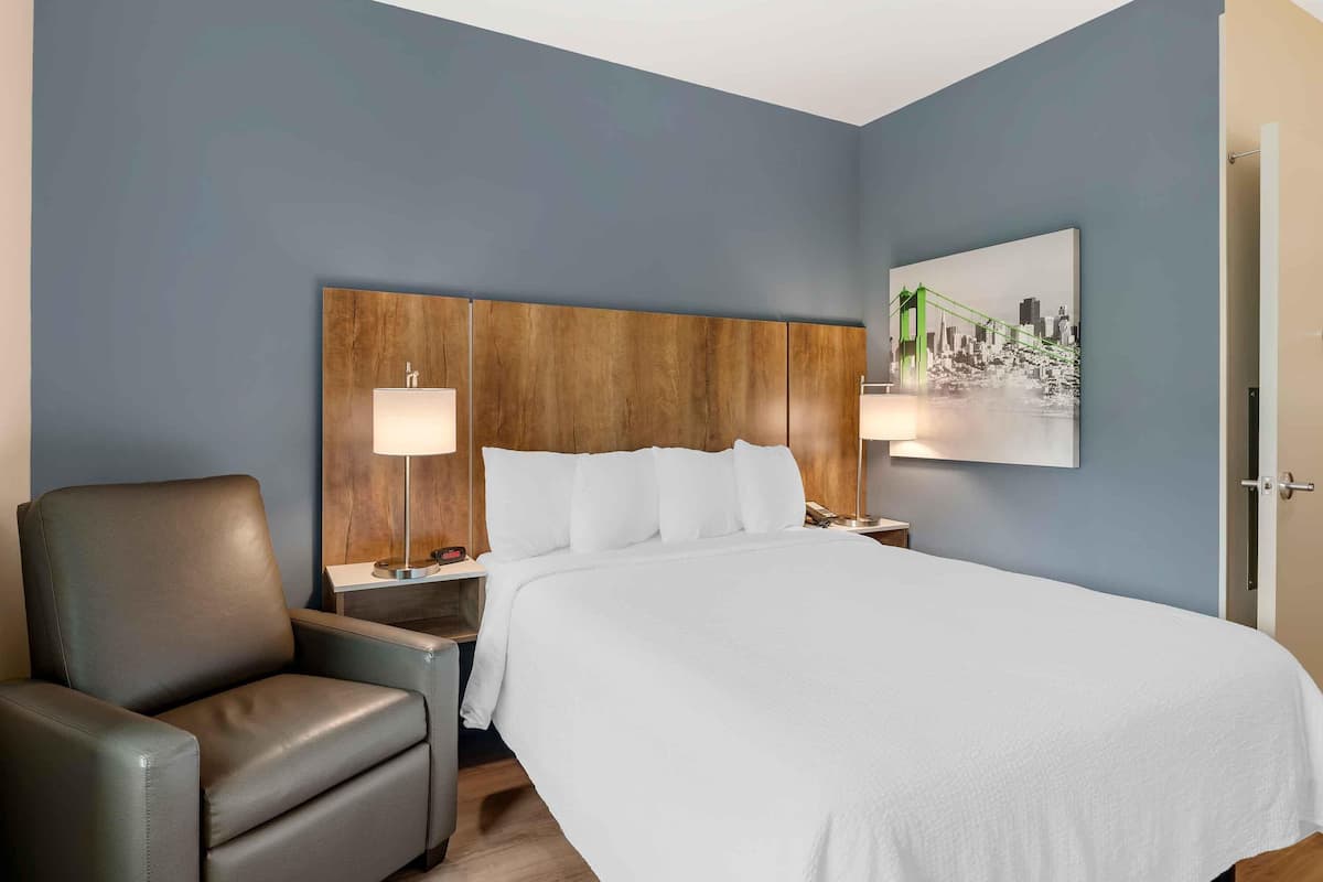 Premium bedding, laptop workspace, iron/ironing board, free WiFi