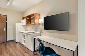 Standard Studio, 1 Queen Bed, Non Smoking, Refrigerator (Microwave) | Premium bedding, laptop workspace, iron/ironing board, free WiFi