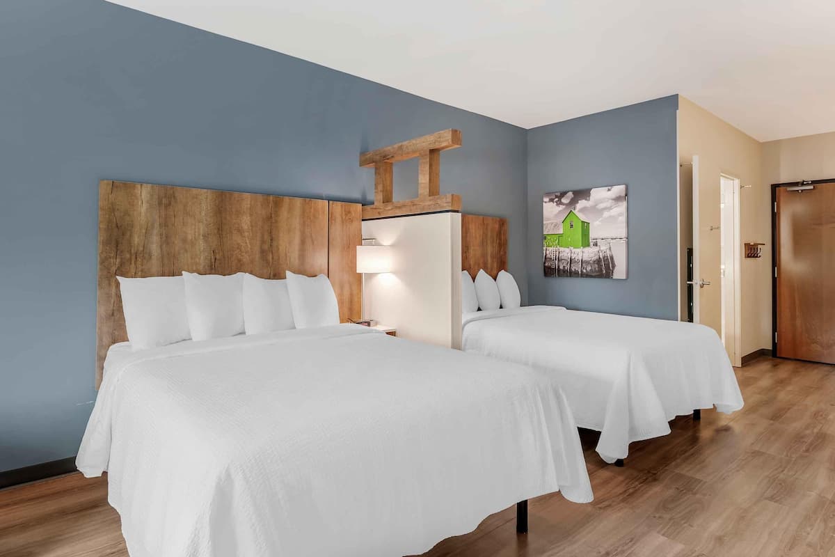 Premium bedding, laptop workspace, iron/ironing board, free WiFi