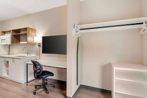 Premium bedding, laptop workspace, iron/ironing board, free WiFi - Extended Stay America Premier Suites - Charlottesville (Charlottesville)