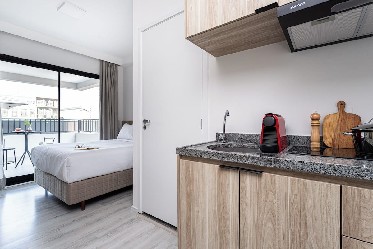 Executive-studio | Yksityinen keittiö | Täysikokoinen jääkaappi, mikroaaltouuni, liesi, kahvin-/teenkeitin