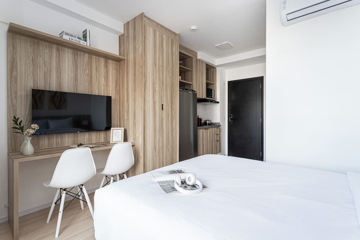 Kaupunkistudio | Oleskelualue | 42–tuumainen äly-TV, jossa digitaalikanavat