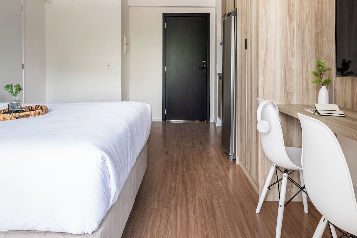 Comfort-studio | Oleskelualue | 42–tuumainen äly-TV, jossa digitaalikanavat