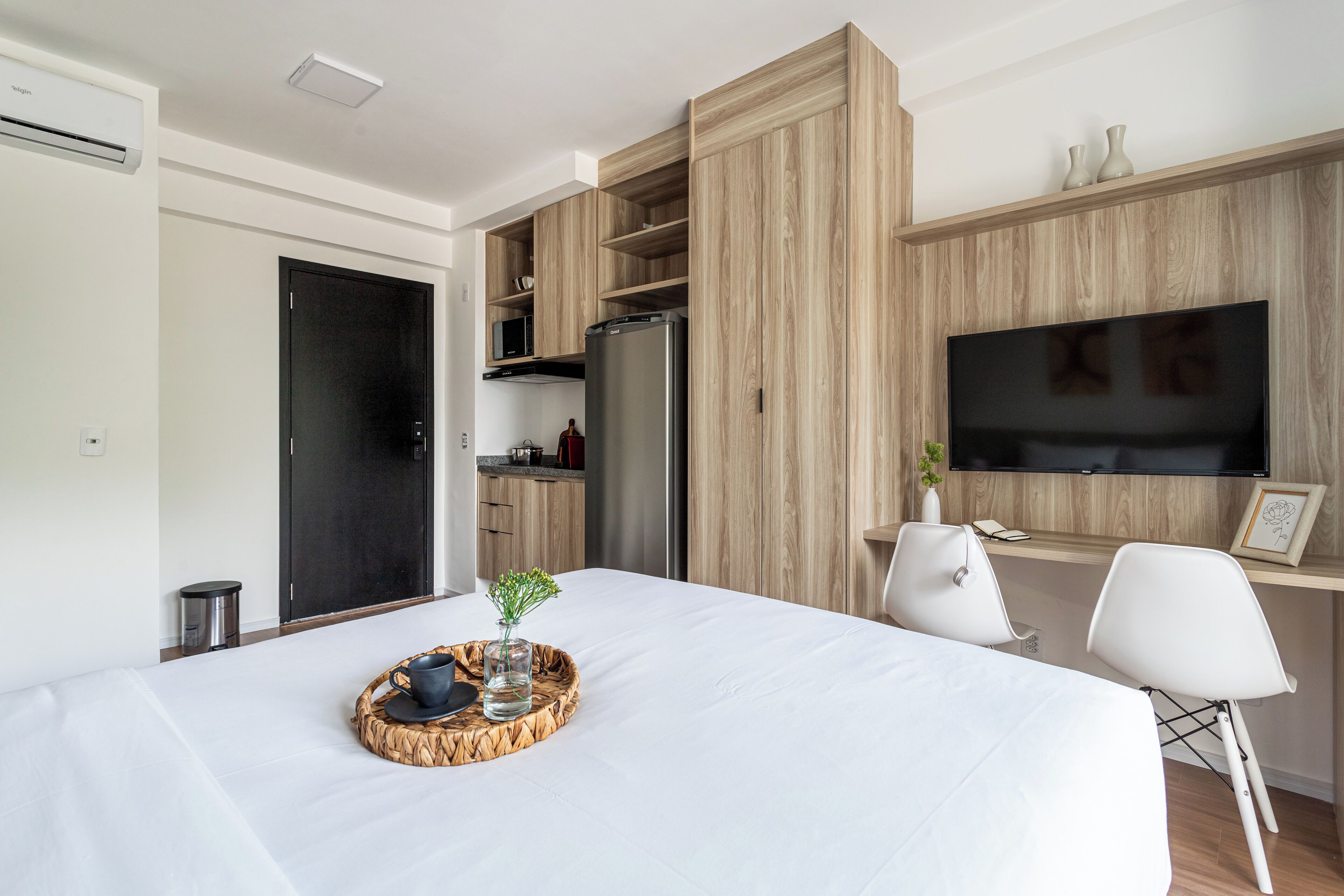 Studio – comfort | Oppholdsområde | En 42-tommers smart-TV med digitale kanaler