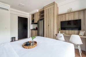 Comfort-studiolejlighed | Opholdsområde | 42-tommers smart-tv med digitale kanaler