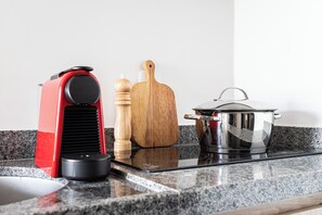 Estudio | Cocina privada | Frigorífico grande, microondas, placa de cocina y utensilios de cocina