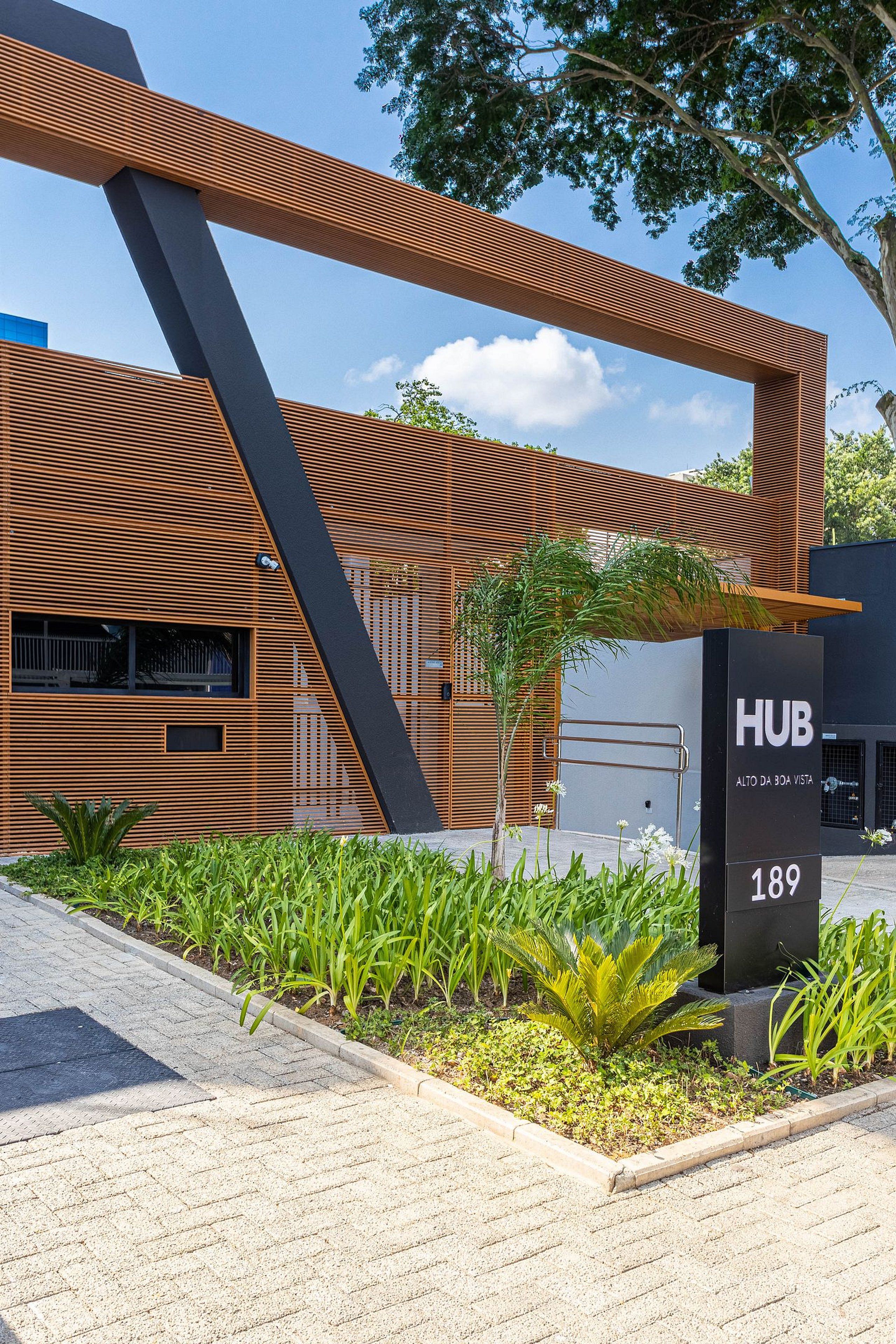 A modern building with a prominent sign reading 'HUB 189' and the text 'ALTO DA BOA VISTA' indicating a high vantage point.