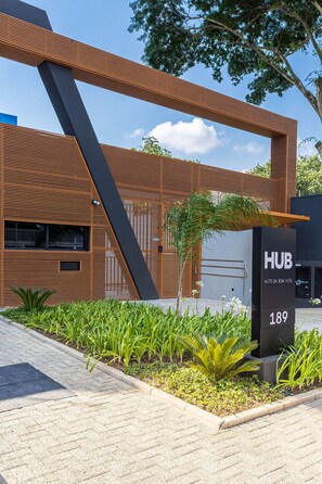 A modern building with a prominent sign reading 'HUB 189' and the text 'ALTO DA BOA VISTA' indicating a high vantage point. - Hub Boa Vista by Viva - Prédio novo próximo ao Autódromo de Interlagos com lavanderia e academia (São Paulo)