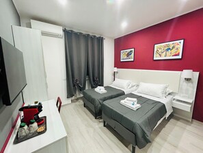 Deluxe Double or Twin Room | Peti besi dalam bilik, meja, Wi-fi percuma