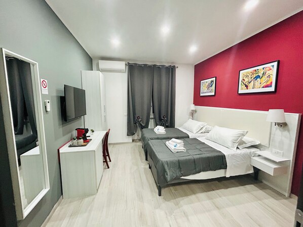 Deluxe Double or Twin Room | Peti besi dalam bilik, meja, Wi-fi percuma