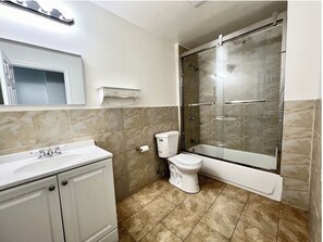 SĂšche-cheveux, serviettes fournies, savon, papier toilette
