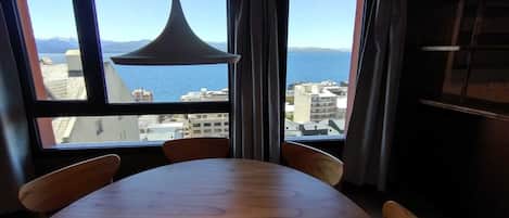 Appartement, 2 chambres, vue sur le lac | Aire de séjour