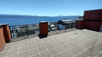 Apartamento, 2 habitaciones, terraza, vistas al lago | Terraza o patio