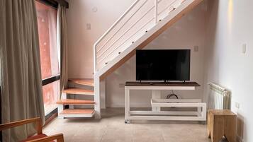 Estudio, vista al lago | Área de sala de estar
