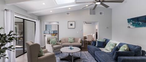 スマートテレビ、暖炉、テレビゲーム、テーブルサッカー台