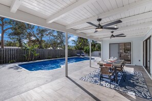 Utomhuspool och uppvärmd pool