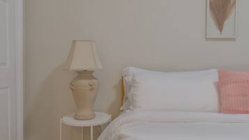 2 bedrooms, desk, WiFi, bed sheets