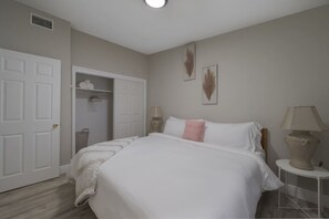 2 bedrooms, desk, iron/ironing board, WiFi