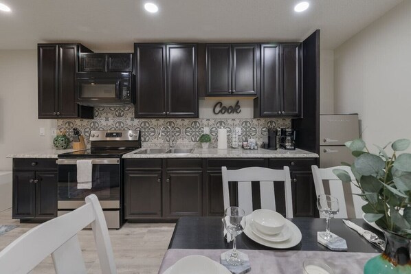 Kühlschrank, Ofen, Herdplatte, Wasserkocher mit Kaffee-/Teezubehör