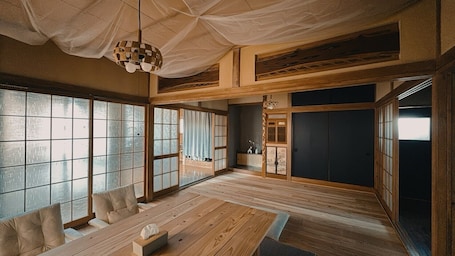 Dining. One-unit rental: A modern Japanese-style old minka house full of historical value. 4 minutes to the station and the sea. Pets are allowed! Popular fishing spot. Double bed & Japanese style bed, long term available.