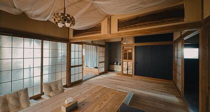 One-unit rental: A modern Japanese-style old minka house full of historical value. 4 minutes to the station and the sea. Pets are allowed! Popular fishing spot. Double bed & Japanese style bed, long term available.