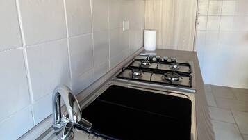 Kühlschrank, Ofen, Herdplatte, Wasserkocher mit Kaffee-/Teezubehör