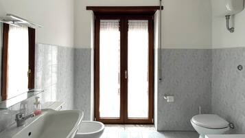 Doccia, asciugacapelli, bidet, asciugamani