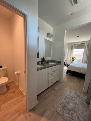 تجهيزات دش، مجففات شعر، مناشف، صابون