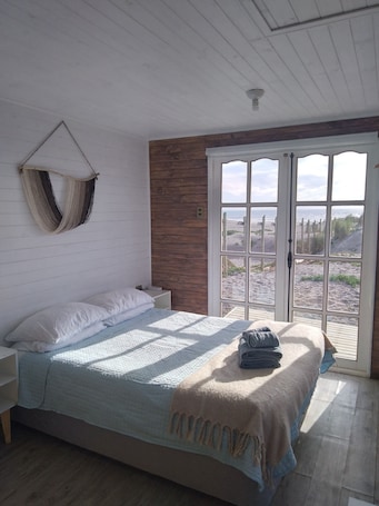 1 bedroom, bed sheets. Delightful 1-bedroom Tiny house pet friendly in La Trinchera beach, Maule