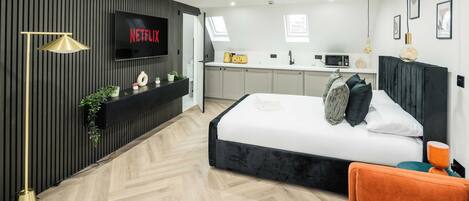 6 bedrooms, iron/ironing board, WiFi, bed sheets