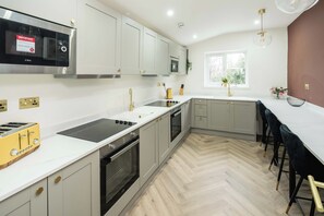 Refrigerador, microondas, horno, placa de cocina