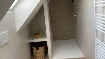 Een douche, een haardroger, handdoeken, zeep