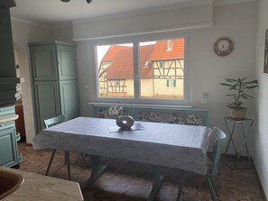 Dining - Country house in northern Alsace, ideal for family vacations. (Schleithal)