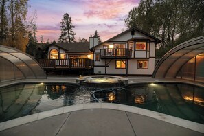 Outdoor pool - Four Season Escape – Cozy Big Bear Cabin with Pool, Jacuzzi & Sauna (Big Bear Lake)