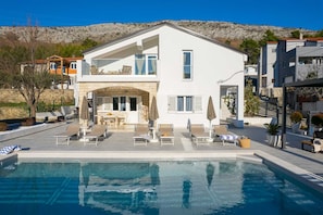 A heated pool - NEW! Villa Magnolia with 41 sqm pool, Jacuzzi, 8km from sea (Tugare)