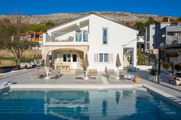 A heated pool - NEW! Villa Magnolia with 41 sqm pool, Jacuzzi, 8km from sea (Tugare)