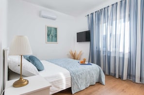 4 bedrooms, iron/ironing board, travel cot, free WiFi