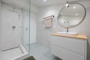 Shower, hair dryer, towels - NEW! Villa Magnolia with 41 sqm pool, Jacuzzi, 8km from sea (Tugare)