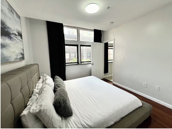 2 عدّة غرف نوم ومكواة/لوح كي وواي فاي وملاءات أسرّة