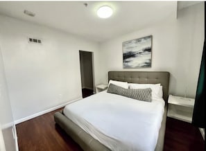 2 عدّة غرف نوم ومكواة/لوح كي وواي فاي وملاءات أسرّة