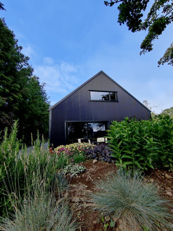 Exterior - Charming 3-bedroom house in enjoyable Westport with AC, WiFi (Westport)