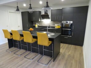 Private kitchen - Charming 3-bedroom house in enjoyable Westport with AC, WiFi (Westport)