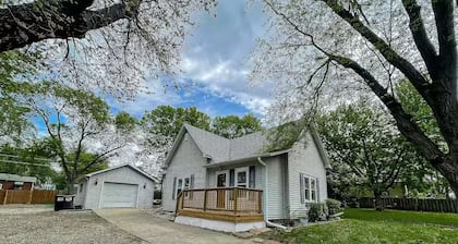 Cozy 2 bedroom cottage, near Stadium.