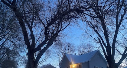 Cozy 2 bedroom cottage, near Stadium.