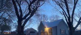 Cozy 2 bedroom cottage, near Stadium.