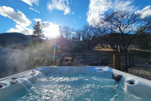 Bañera de hidromasaje al aire libre