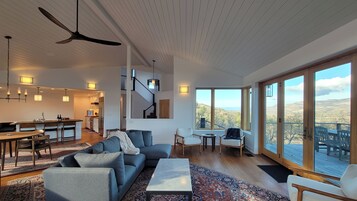 Una televisión de pantalla plana