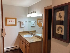 Hair dryer, towels, soap, shampoo - Wonderful home in the heart of Oak Creek Canyon.   (Sedona)