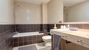 Shower, hair dryer, towels, soap - Stylish rooms at the heart of Puerto del Rosario. (Puerto del Rosario)