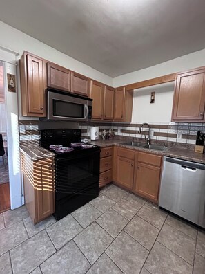 Kühlschrank, Mikrowelle, Ofen, Herdplatte